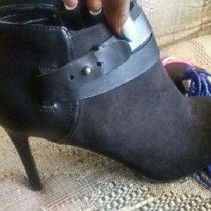 Multi colored necklace with size Nine West shoes