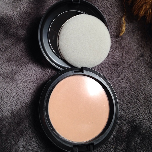 MAC prolongwear powder shade MEDIUM