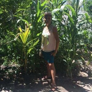 Meet your Posher, Elia