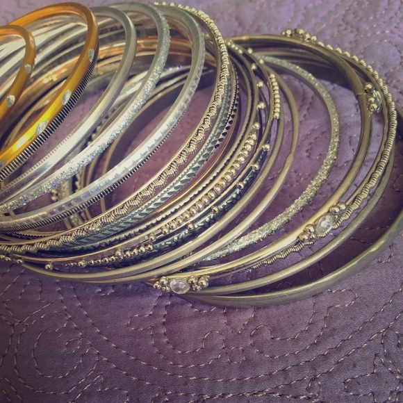 SO MANY BANGLES!
