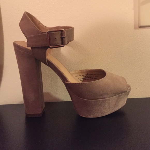 Nude platform pumps