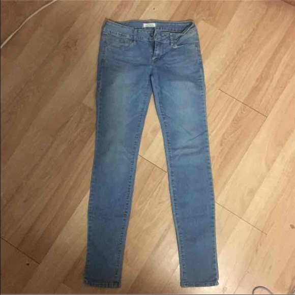 Bullhead light wash skinny jeans