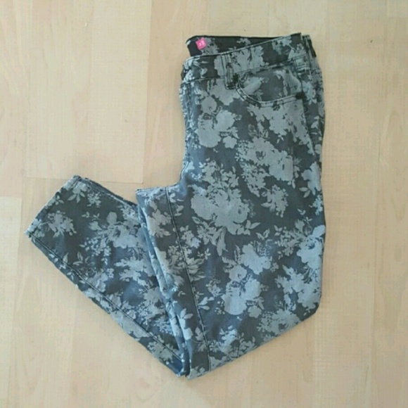 !!1 hour sale!!Adorable floral torrid jeans
