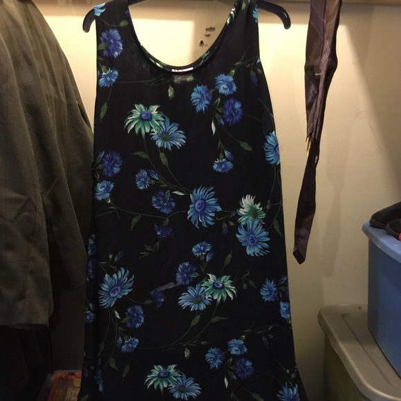 Beautiful dress size 18WP black w/ blue flowers.