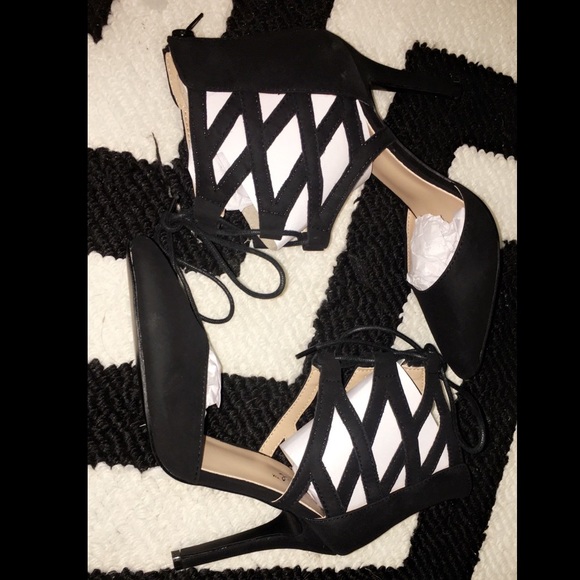 Black crisscross Vivian pumps