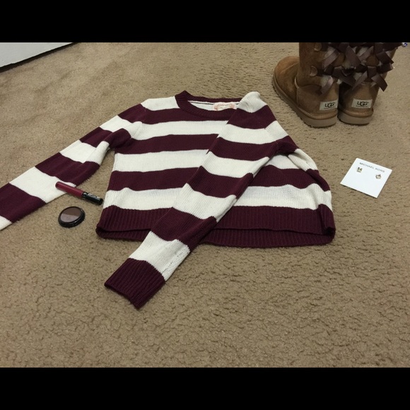 Long sleeve crop top sweater.