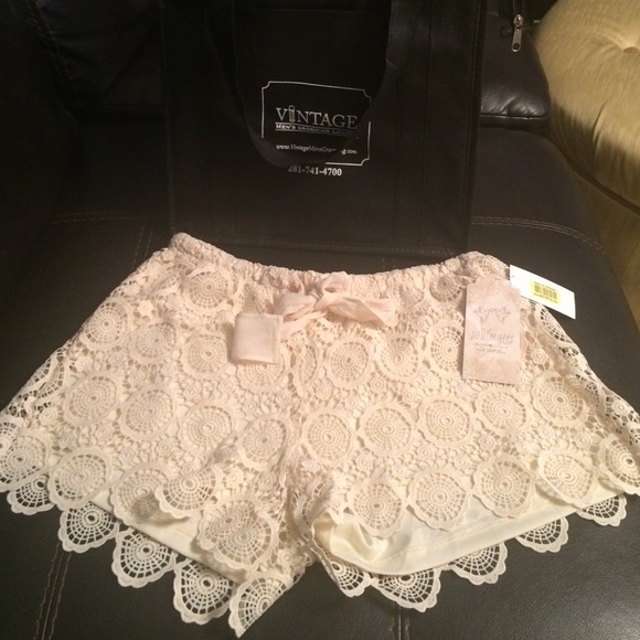 Knitted cream elastic shorts.