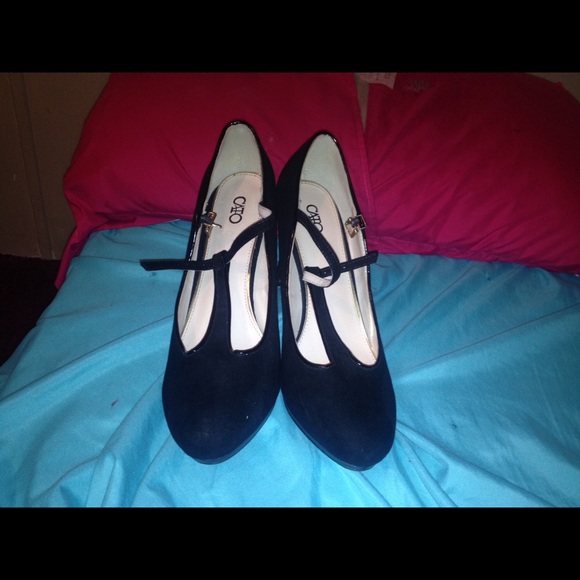 Heels - Picture 2 of 2