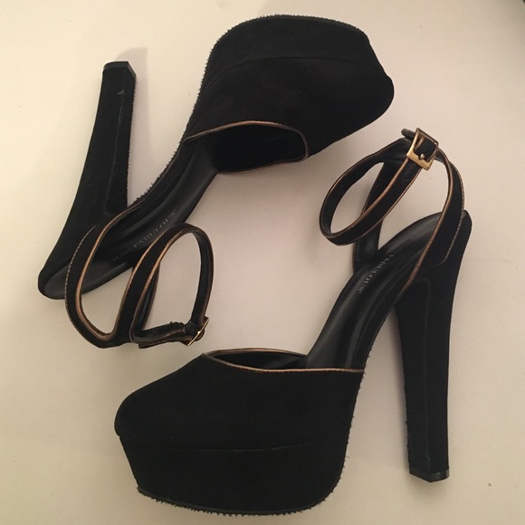 JustFab Shoes - JustFab Black and Gold Heels