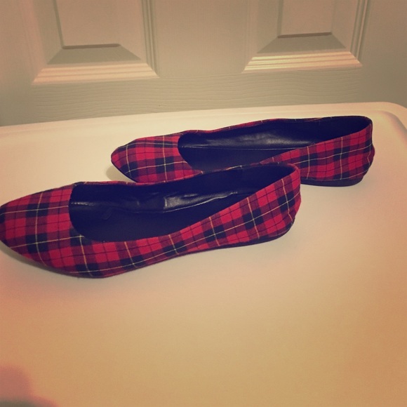 Plaid pointed toe flats size 6