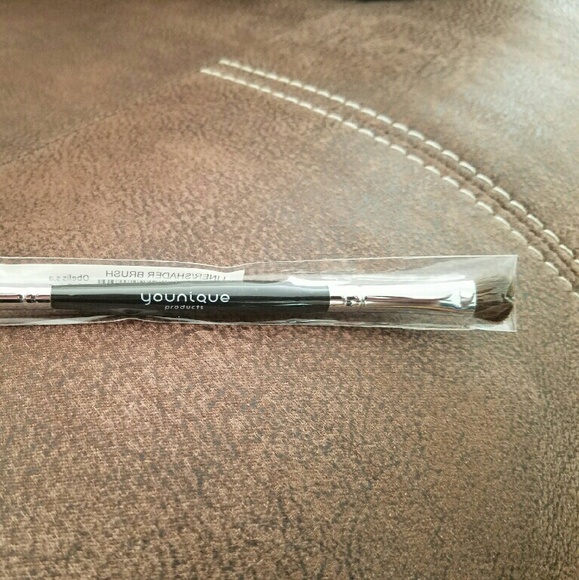 Eyeliner and shader brush - Picture 2 of 3