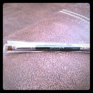 Eyeliner and shader brush