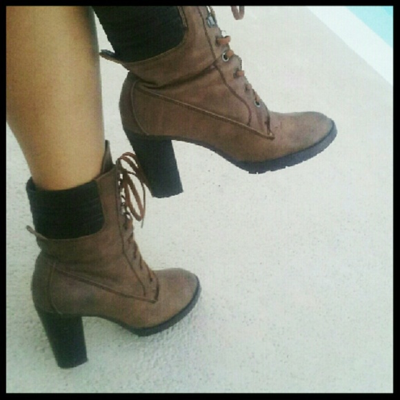 Like new brown booties