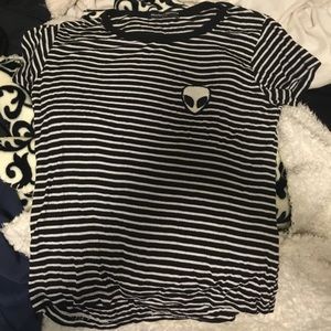 CLOSET CLOSING Alien tee