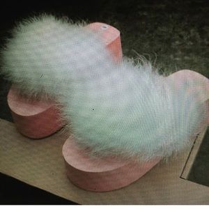 Pink/white fluffy thong flatform flip flop