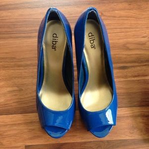 Royal peep-toe pumps