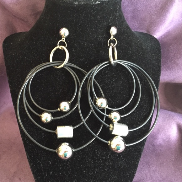 Earings - Picture 2 of 3