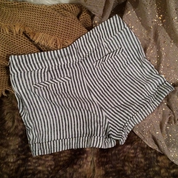 High-Waist Striped Button Effect Shorts - Picture 4 of 4