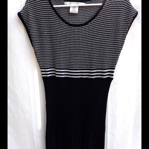 Short knit dress with pleats in the skirt.