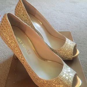 Audrey Brooke Pump - Size 7.5 - Gold "Quillan"