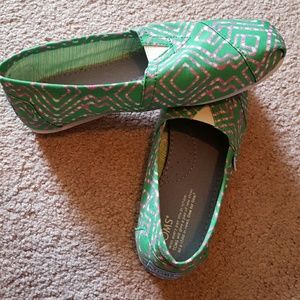 New size 8  pink and green Toms