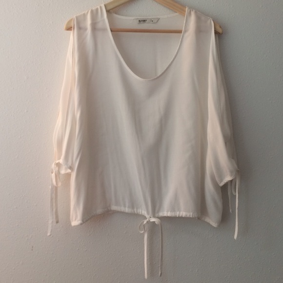 Open Shoulder Blouse - Picture 2 of 4