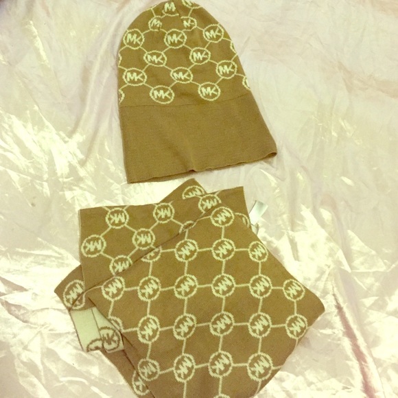 MICHAEL by Michael Kors Scarf & Hat Set