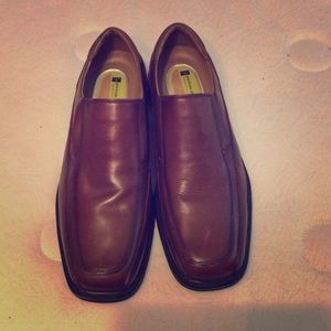 Brown, pro-style dress shoes w/all motion comfort.
