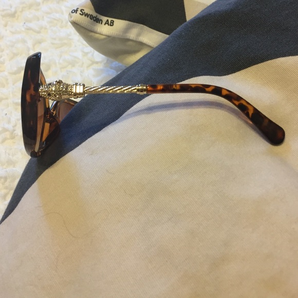 Beautiful chic sunglass!!!! - Picture 3 of 4