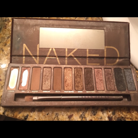 🎉SOLD on M🎉 Urban Decay Naked Pallet with Brush