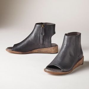 Black Gee' Wawa Booties Sz 8.5