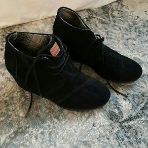 Tom's wedge booties
