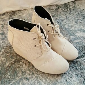 Tom's white snake print wedge booties