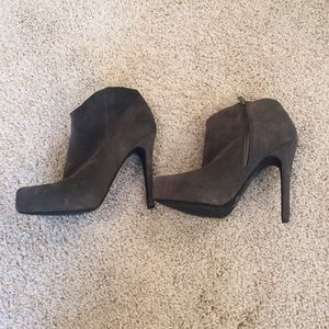 Jessica Simpson! Size 7 grey suede ankle boots!