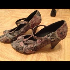 New Madden Girl  Floral Vintage Like  shoes