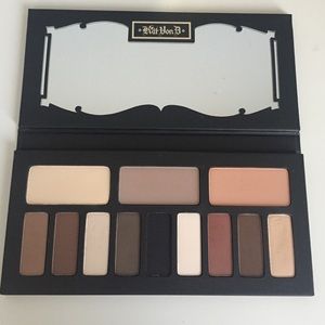 Sold! Kat Von D Shade and Light Eye Palette
