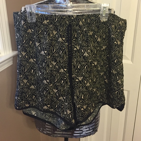 Black and cream shorts with tie worn once size 3X