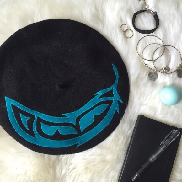 Wool beret with real feather embroidered