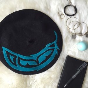 Wool beret with real feather embroidered