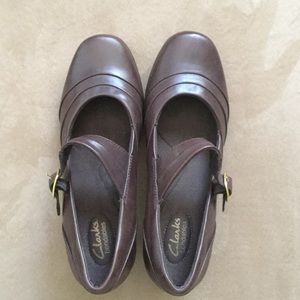 Brown Mary Jane shoes. Clarks. Good condition.