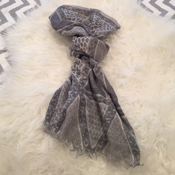 Old navy grey and white pattern scarf