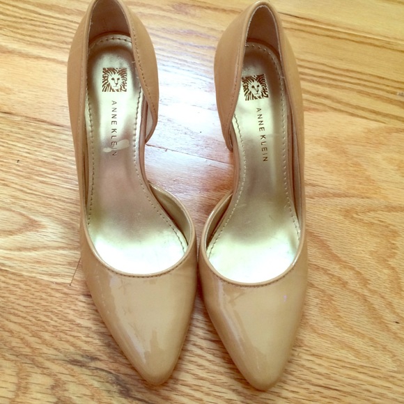 Anne Klein beige pumps