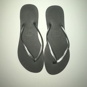 Gently worn Haviaanas Slim flip flops pewter