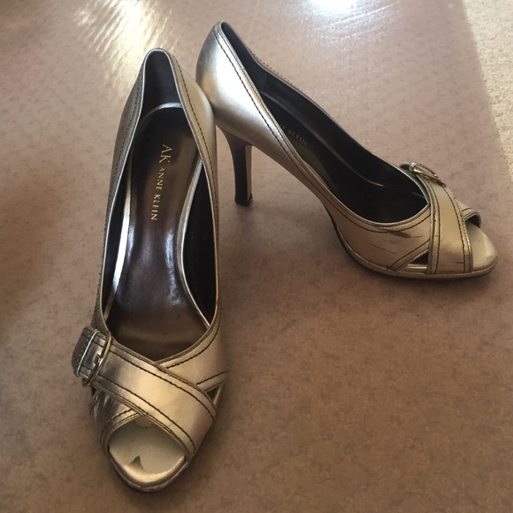 Rose silver Anne Klein peep toe sz 9