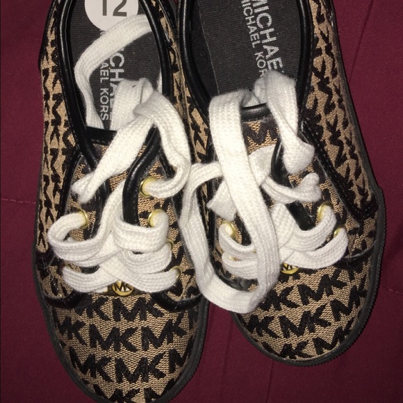 Used to try 0n authentic Michael kors sneakers... - Picture 2 of 4