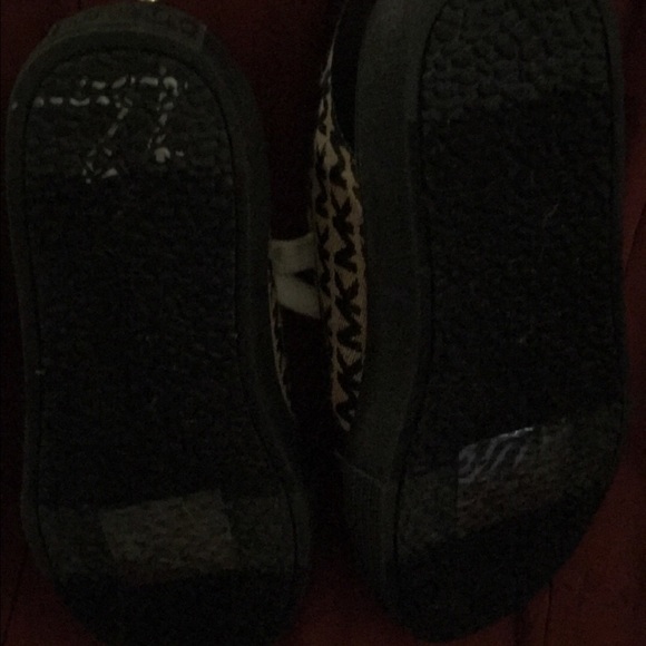 Used to try 0n authentic Michael kors sneakers... - Picture 3 of 4