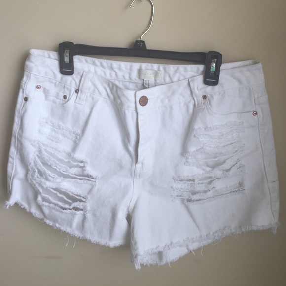 WHITE SHORTS.