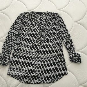 Houndstooth 3 button roll-up sleeve blouse