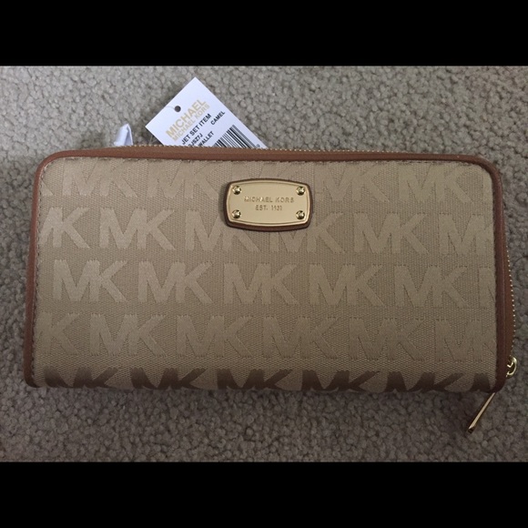 (SOLD) Travel Wallet Michael Kors
