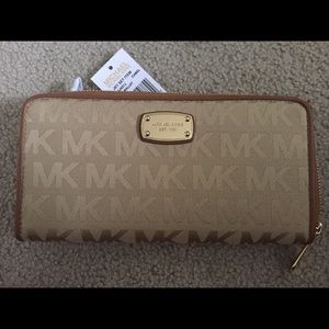 (SOLD) Travel Wallet Michael Kors